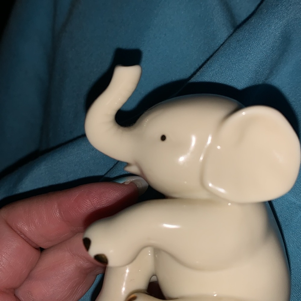 Lenox Cream Elephant Figurine with Gold Details - Picture 7 of 7